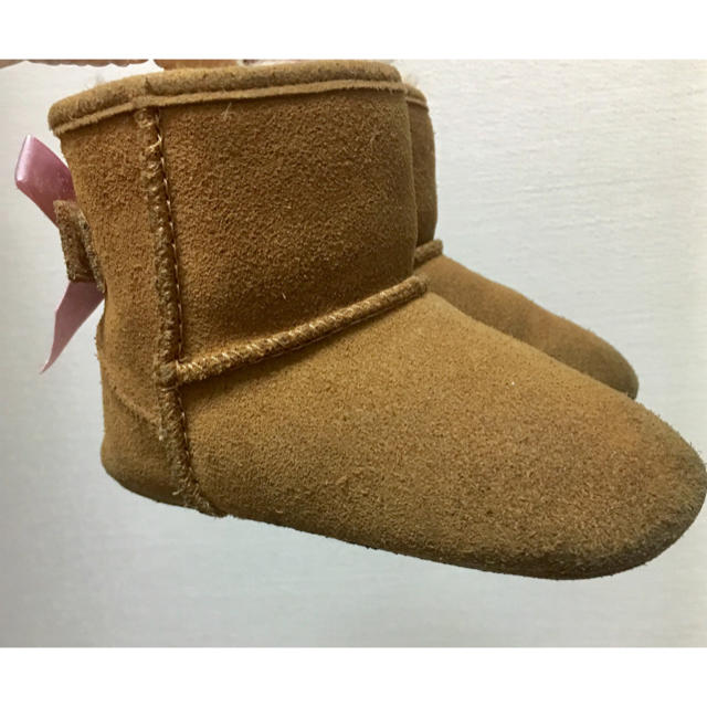 UGG(アグ)のUGG ベビー ムートンブーツ リボン キッズ/ベビー/マタニティのベビー靴/シューズ(~14cm)(ブーツ)の商品写真