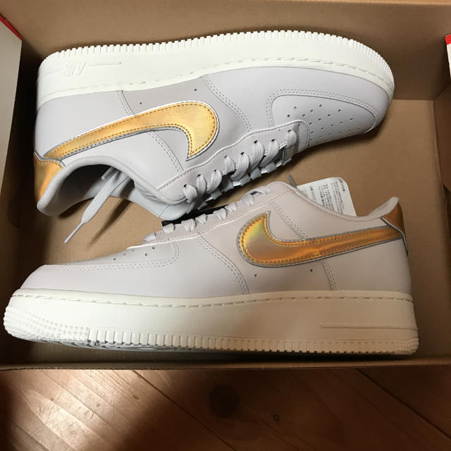 NIKE(ナイキ)のAIR FORCE 1 07 メタリック メンズの靴/シューズ(スニーカー)の商品写真