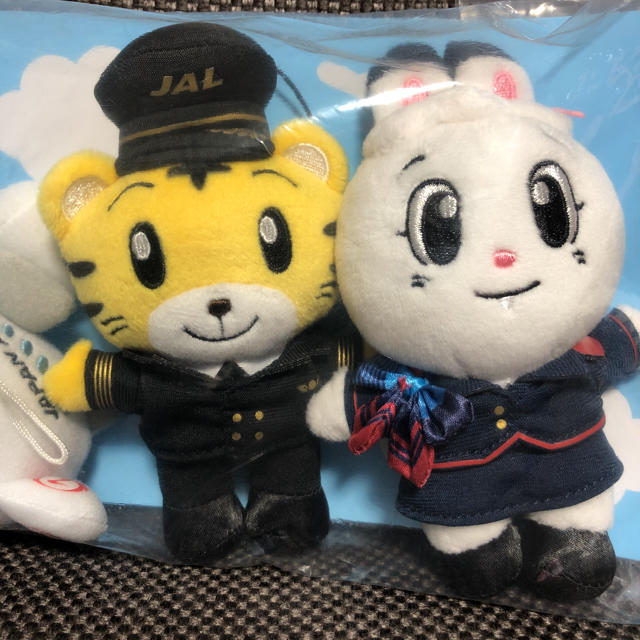 JAL(日本航空)(ジャル(ニホンコウクウ))の【新品未使用】JAL パイロットしまじろう&CAみみりん セット/ぬいぐるみ エンタメ/ホビーのおもちゃ/ぬいぐるみ(ぬいぐるみ)の商品写真