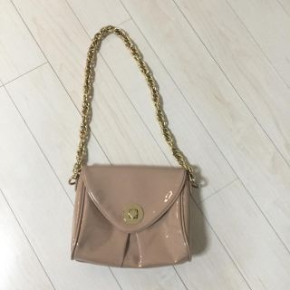 ザラ(ZARA)のピンクベージュ エナメルショルダーバッグ(ショルダーバッグ)