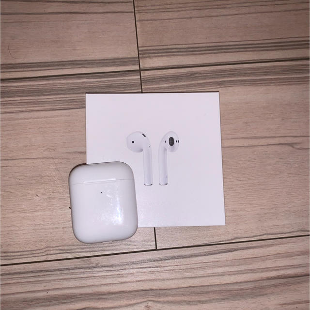 Apple(アップル)のAirpods2 wireless Charging Case airpods スマホ/家電/カメラのオーディオ機器(ヘッドフォン/イヤフォン)の商品写真