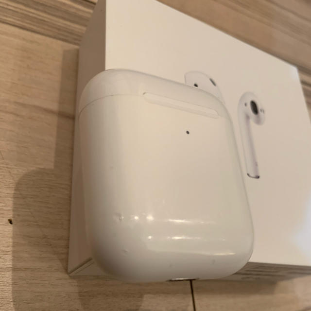Apple(アップル)のAirpods2 wireless Charging Case airpods スマホ/家電/カメラのオーディオ機器(ヘッドフォン/イヤフォン)の商品写真