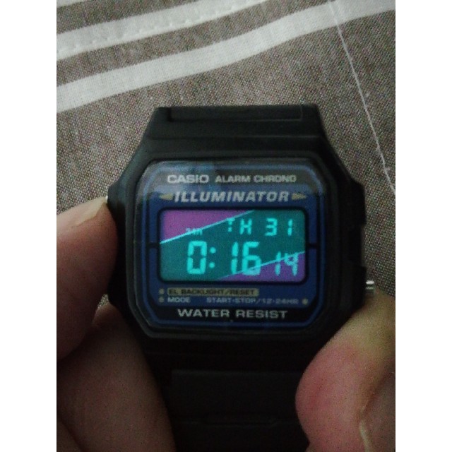 CASIO(カシオ)の【分割液晶反転】カシオ スタンダード腕時計 F-105W-1A メンズの時計(腕時計(デジタル))の商品写真