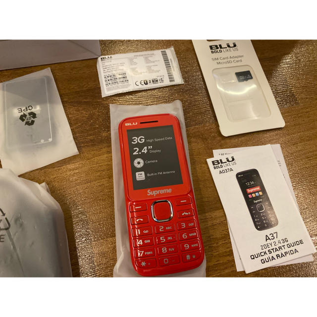 セール2022 Supreme - 日本未発売 Supreme BLU 携帯電話 SIMフリー Dual SIMの通販 by Kickshustler1985's shop｜シュプリームならラクマ 得価本物保証