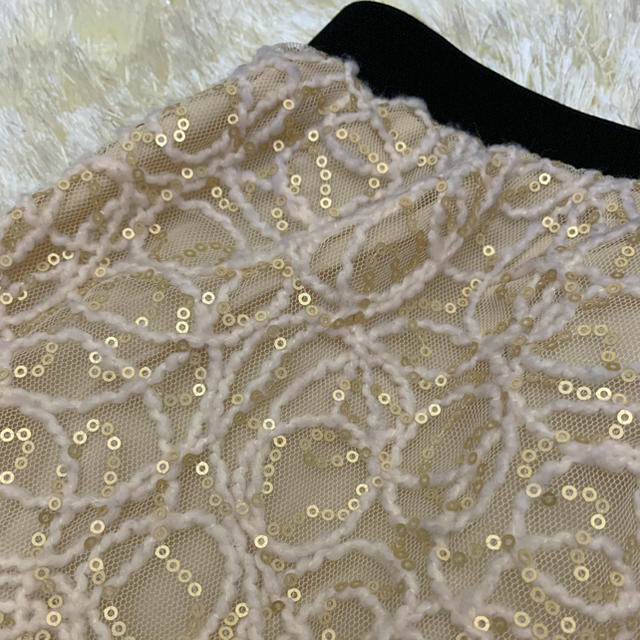 JUSGLITTY(ジャスグリッティー)のジャスグリッティ   刺繍スパンコールタイトスカート  ベージュゴールド レディースのスカート(ひざ丈スカート)の商品写真