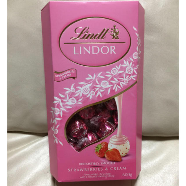 Lindt(リンツ)のLINDT LINDOR リンツ リンドール ストロベリー24個 食品/飲料/酒の食品(菓子/デザート)の商品写真