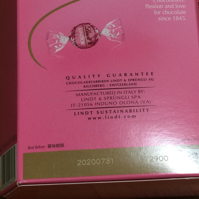 Lindt(リンツ)のLINDT LINDOR リンツ リンドール ストロベリー24個 食品/飲料/酒の食品(菓子/デザート)の商品写真