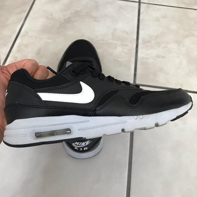 NIKE(ナイキ)のNIKE WMNS Air MAX1 ウルトラエッセンシャル レディースの靴/シューズ(スニーカー)の商品写真