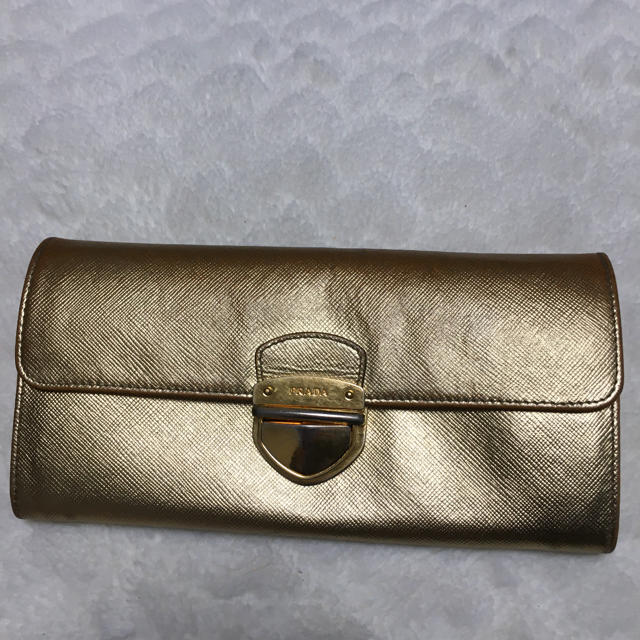 PRADA(プラダ)のプラダ　ゴールド財布 レディースのファッション小物(財布)の商品写真