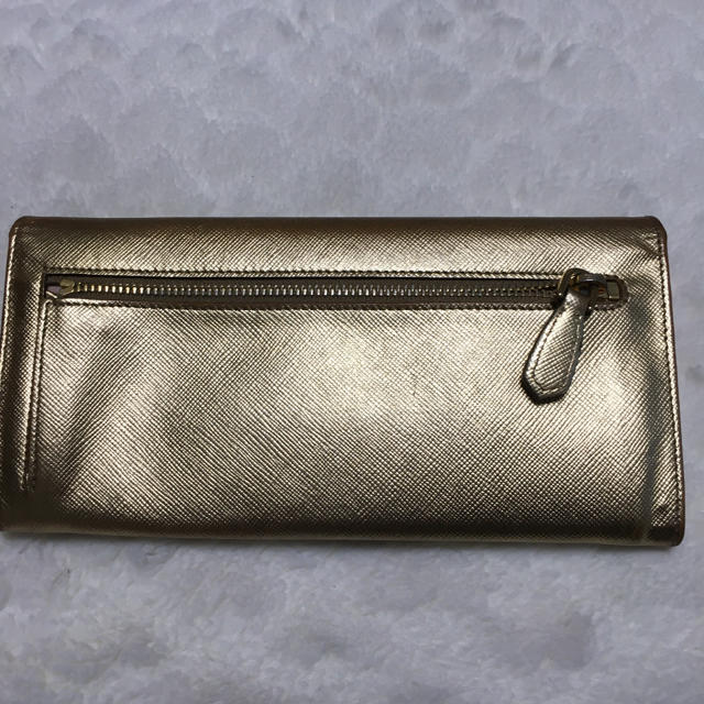 PRADA(プラダ)のプラダ　ゴールド財布 レディースのファッション小物(財布)の商品写真