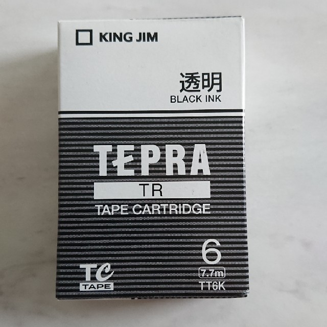 キングジム(キングジム)のキングジム テプラTRテープ 透明 黒文字 TT6K (6mm幅 7.7m) インテリア/住まい/日用品の文房具(その他)の商品写真