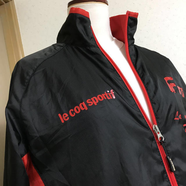 le coq sportif(ルコックスポルティフ)のle coq sportif ジャージ　ウィンドブレーカー　黒赤 メンズのジャケット/アウター(ナイロンジャケット)の商品写真