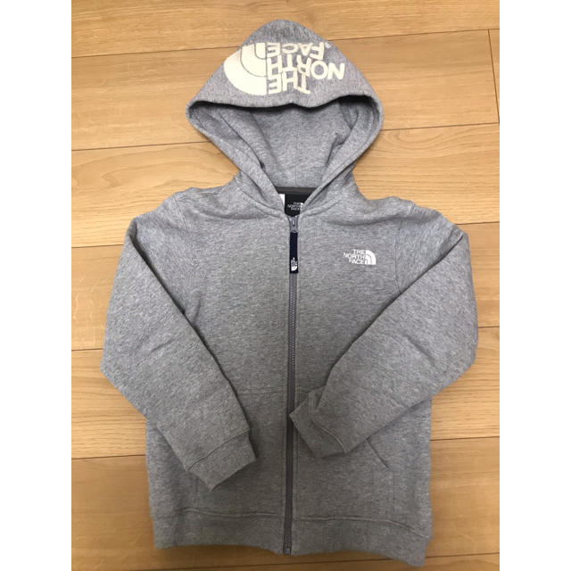 THE NORTH FACE(ザノースフェイス)のTHE NORTH  FACE キッズパーカー(140サイズ)グレー キッズ/ベビー/マタニティのキッズ服男の子用(90cm~)(ジャケット/上着)の商品写真