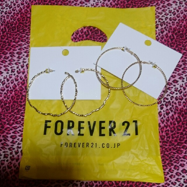 FOREVER 21(フォーエバートゥエンティーワン)のFOREVER 21 フープ ピアス レディースのアクセサリー(ピアス)の商品写真