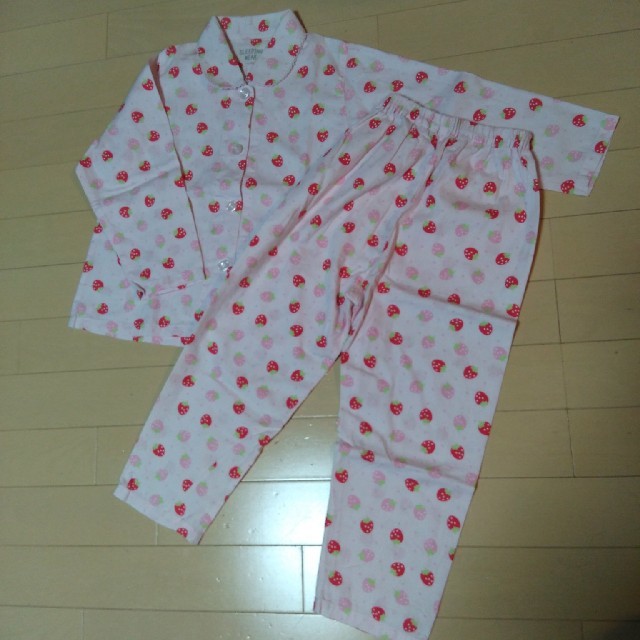 《専用》いちご柄　長袖パジャマ　110 キッズ/ベビー/マタニティのキッズ服女の子用(90cm~)(パジャマ)の商品写真