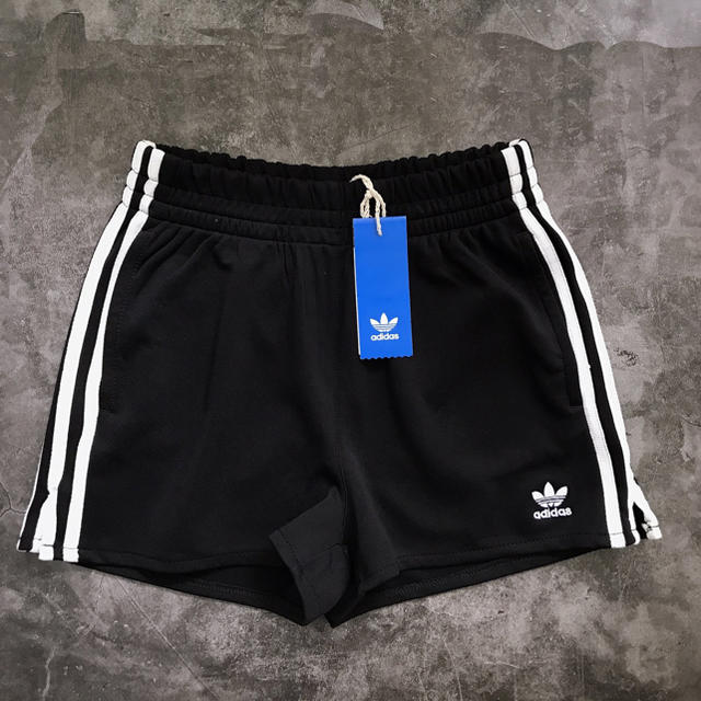 adidas(アディダス)のadidas レディース ショーツ ショートパンツ dh3197 レディースのパンツ(ショートパンツ)の商品写真