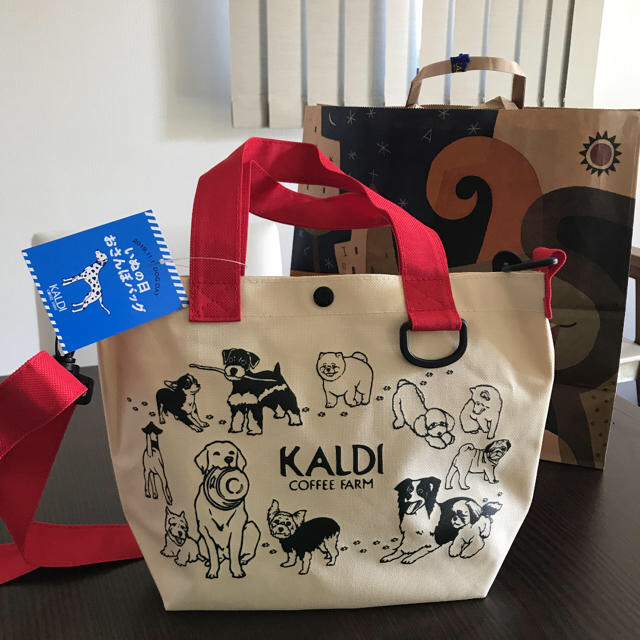 KALDI(カルディ)の【新品　未使用】カルディ　おさんぽバッグ　いぬの日 その他のペット用品(犬)の商品写真