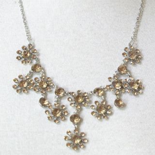 キラキラお花のネックレス★新品★ラインストーン コスチュームジュエリー ベージュ(ネックレス)