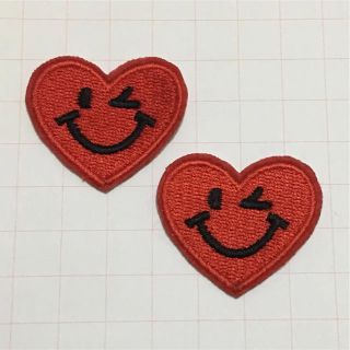 2個セット 刺繍ワッペン  ハート 赤 にこちゃん     (各種パーツ)