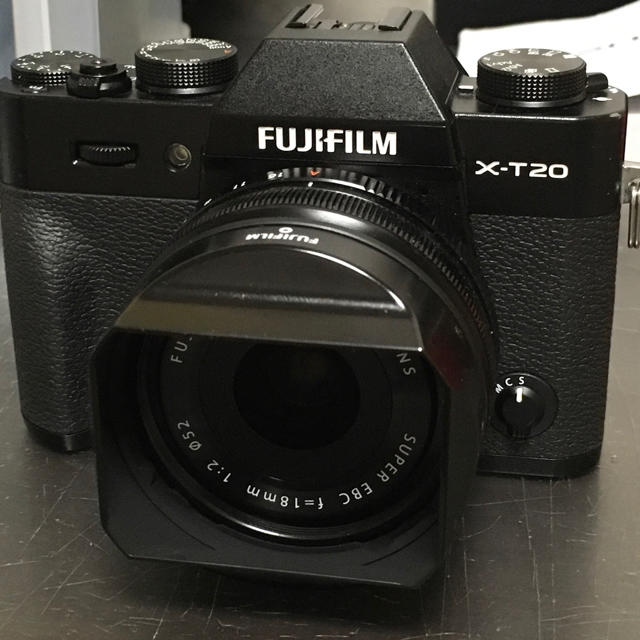 富士フイルム(フジフイルム)のFUJIFILM X-T20 ボディとフジノンレンズXF18mm F2Rセット スマホ/家電/カメラのカメラ(ミラーレス一眼)の商品写真