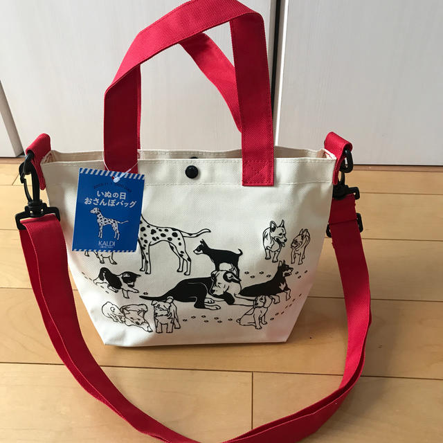 KALDI(カルディ)のカルディ  犬の日おさんぽバッグ　お菓子付き レディースのバッグ(ショルダーバッグ)の商品写真