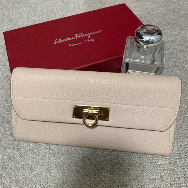 Salvatore Ferragamo(サルヴァトーレフェラガモ)の【お値下げ中❗️】新品　フェラガモ  長財布 ベージュ レディースのファッション小物(財布)の商品写真