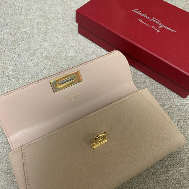 Salvatore Ferragamo(サルヴァトーレフェラガモ)の【お値下げ中❗️】新品　フェラガモ  長財布 ベージュ レディースのファッション小物(財布)の商品写真