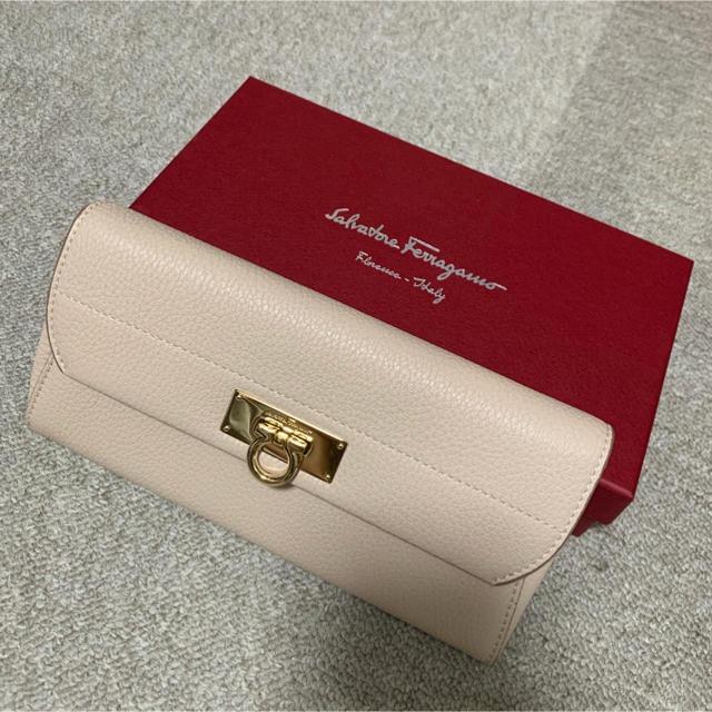 Salvatore Ferragamo(サルヴァトーレフェラガモ)の【お値下げ中❗️】新品　フェラガモ  長財布 ベージュ レディースのファッション小物(財布)の商品写真