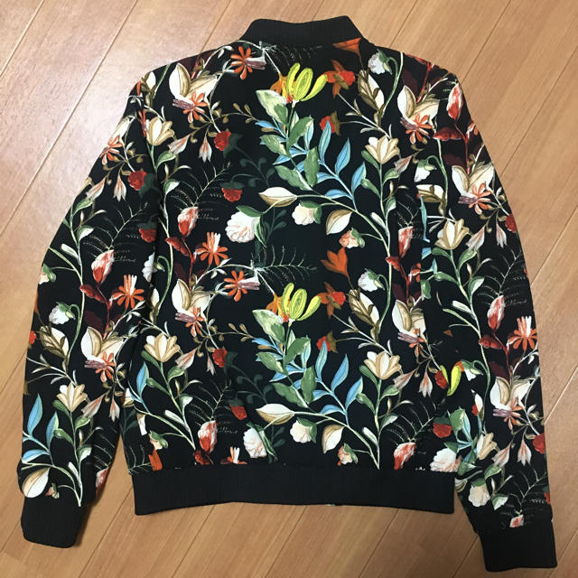ZARA(ザラ)のZARA 花柄ブルゾン レディースのジャケット/アウター(ブルゾン)の商品写真