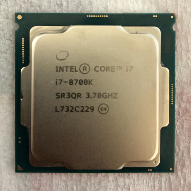 Intel Core i7 8700k 使用期間半年 オーバークロック経験なし