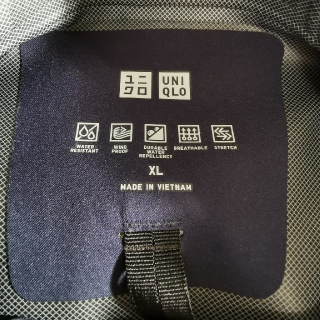 UNIQLO(ユニクロ)の【送料無料】ユニクロ ブロックテックパーカー ネイビー 紺 XL メンズのジャケット/アウター(マウンテンパーカー)の商品写真