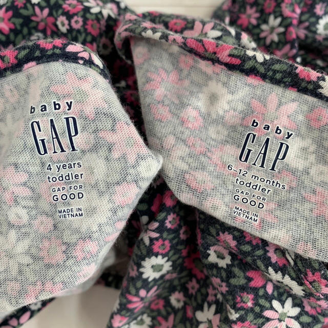 babyGAP(ベビーギャップ)の❤︎姉妹お揃いコーデ❤︎小花柄ワンピース❤︎黒×ピンク❤︎ キッズ/ベビー/マタニティのキッズ服女の子用(90cm~)(ワンピース)の商品写真