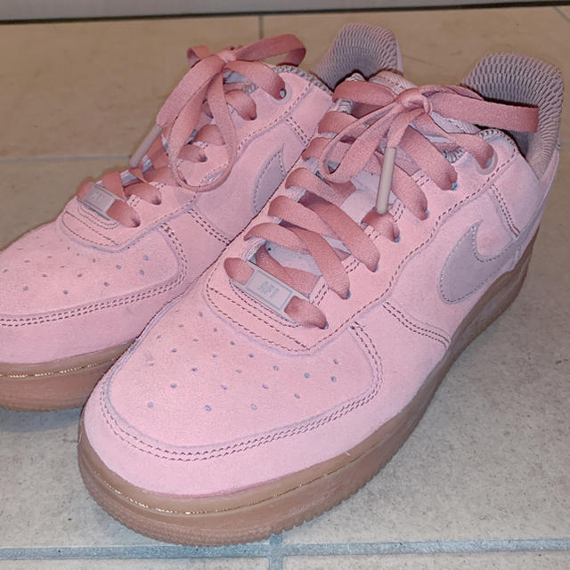 NIKE - AF1 ピンク スエード ガムソールの通販 by 🍒｜ナイキならラクマ