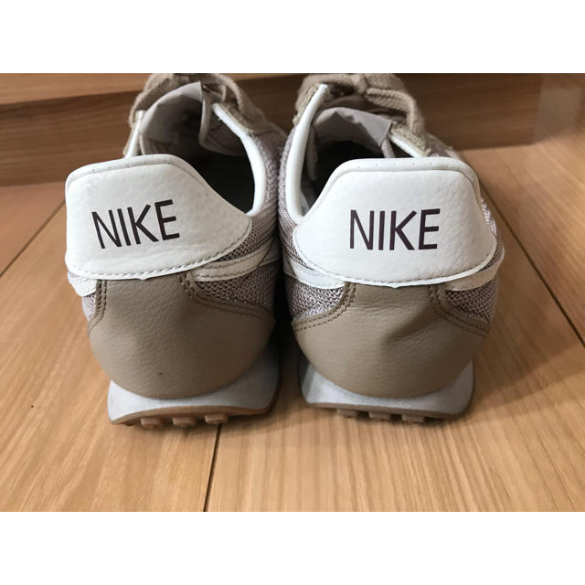 NIKE(ナイキ)の期間限定お値下げ⭐︎ナイキスニーカー　　25.0cm ベージュ レディースの靴/シューズ(スニーカー)の商品写真