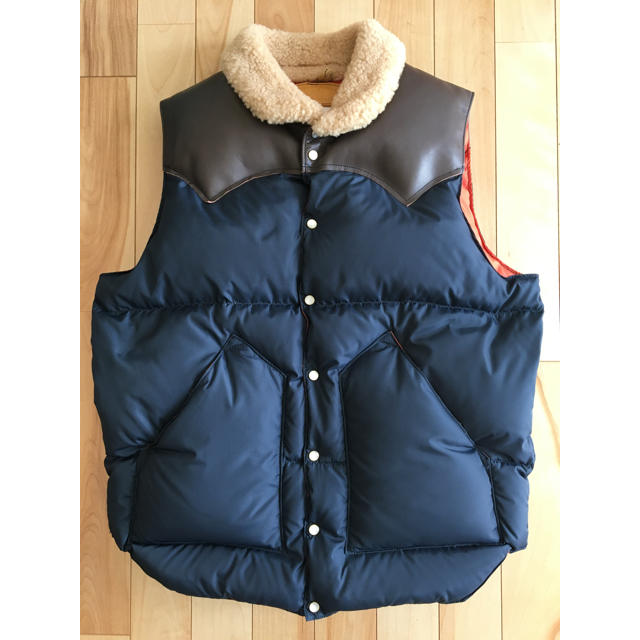 Rocky Mountain Featherbed(ロッキーマウンテンフェザーベッド)の【美品】ロッキーマウンテン ダウンベスト 38 メンズのジャケット/アウター(ダウンベスト)の商品写真