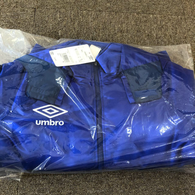 UMBRO(アンブロ)の【新品】アンブロ　ウォーマージャケット　ブルー　Mサイズ スポーツ/アウトドアのサッカー/フットサル(ウェア)の商品写真