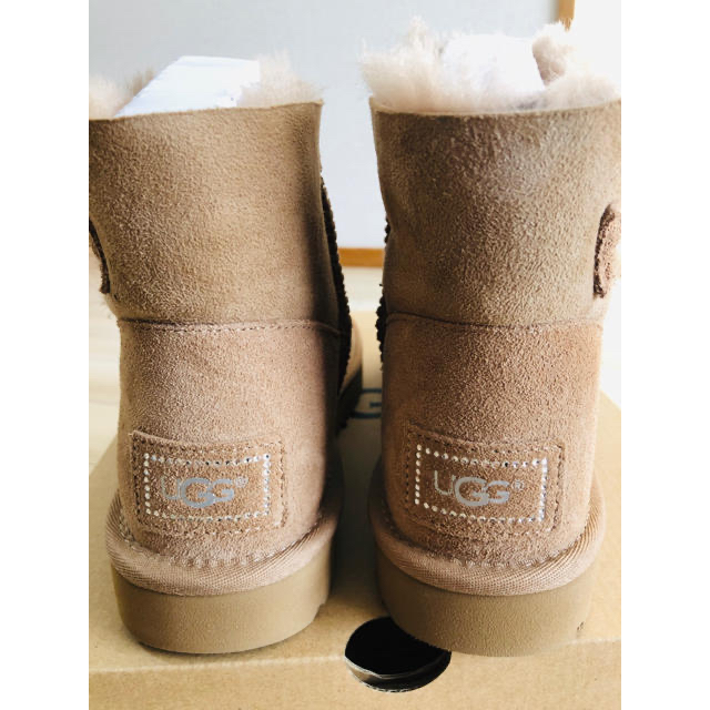 新品未使用　UGG ブーツ ミニベイリーボタンブリング 1