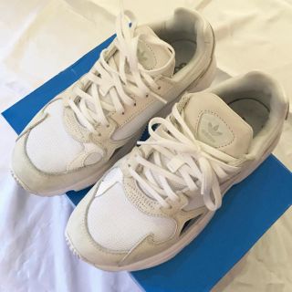 ビューティアンドユースユナイテッドアローズ(BEAUTY&YOUTH UNITED ARROWS)のadidas ファルコン ホワイト 24.5(スニーカー)