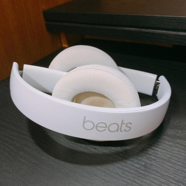 Beats by Dr Dre(ビーツバイドクタードレ)の大人気Beats solo2 Wirelessホワイト、お買い得です♪ スマホ/家電/カメラのオーディオ機器(ヘッドフォン/イヤフォン)の商品写真