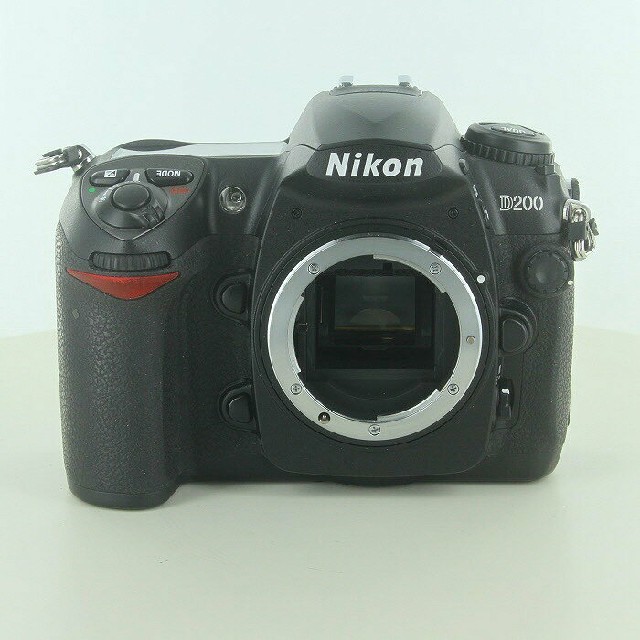 ニコン　３０ｄ２００　本体のみカメラ