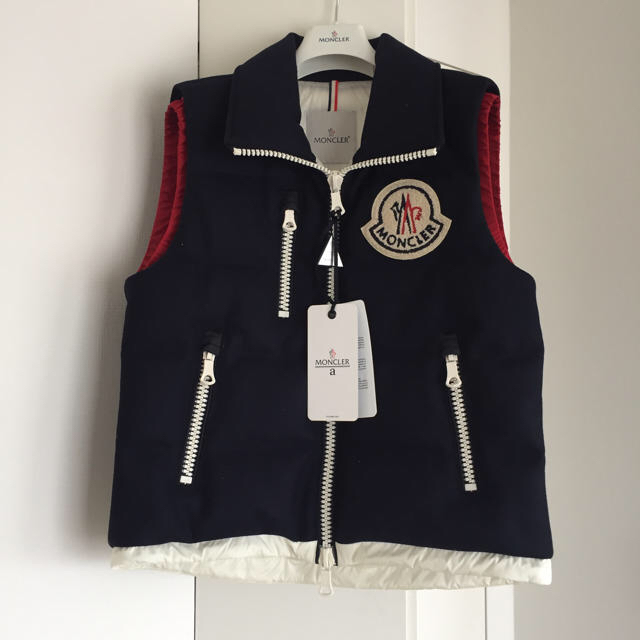 MONCLER(モンクレール)の【3連休限定SALE】MONCLER-A　BASTIEN　ダウンベスト メンズのジャケット/アウター(ダウンベスト)の商品写真