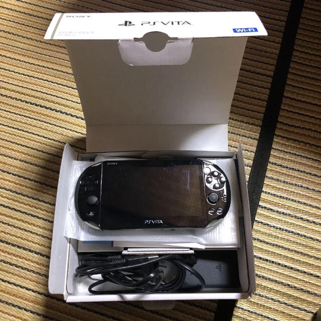 PlayStation Vita(プレイステーションヴィータ)のPlayStation®Vita（PCH-2000シリーズ）Wi-Fiモデル  エンタメ/ホビーのゲームソフト/ゲーム機本体(家庭用ゲーム機本体)の商品写真