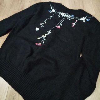 リリーブラウン(Lily Brown)の石原さとみ着用　Lily Brown刺繍ニット　同型ニット(ニット/セーター)