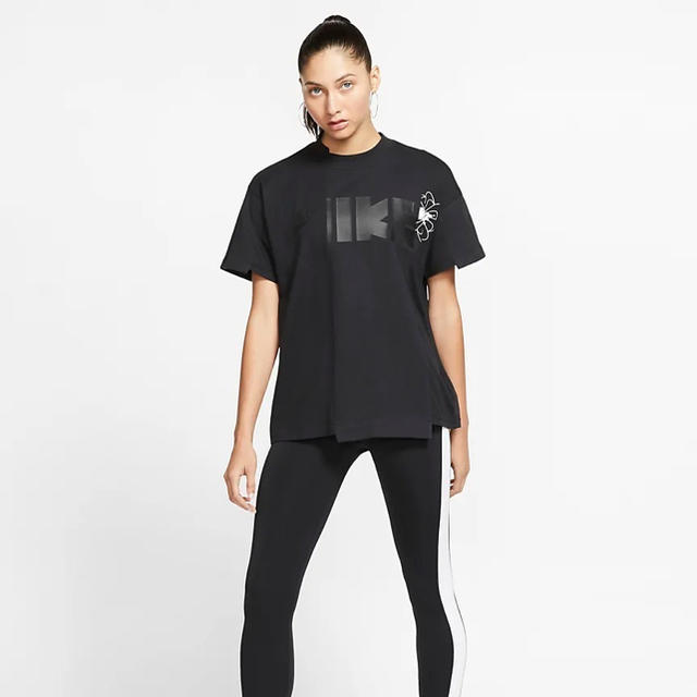 sacai(サカイ)のsacai×NIKE Tシャツ　新品未使用 レディースのトップス(Tシャツ(半袖/袖なし))の商品写真