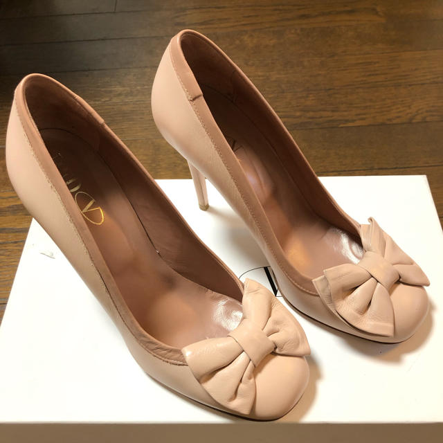 RED VALENTINO(レッドヴァレンティノ)のREDVALENTINOリボンパンプス レディースの靴/シューズ(ハイヒール/パンプス)の商品写真