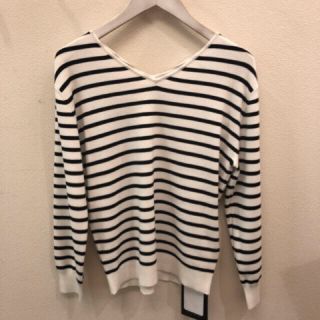 ジャスグリッティー(JUSGLITTY)のジャスグリッティー バックチェーン付きVニット 新品(ニット/セーター)