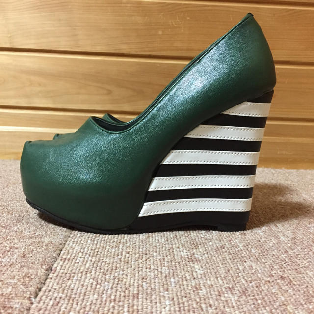 新品 グリーンパンプス ウェッジソール M レディースの靴/シューズ(ハイヒール/パンプス)の商品写真