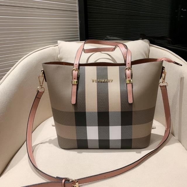 BURBERRY - BURBERRYトートバッグの通販 by NVウタムラ's shop｜バーバリーならラクマ