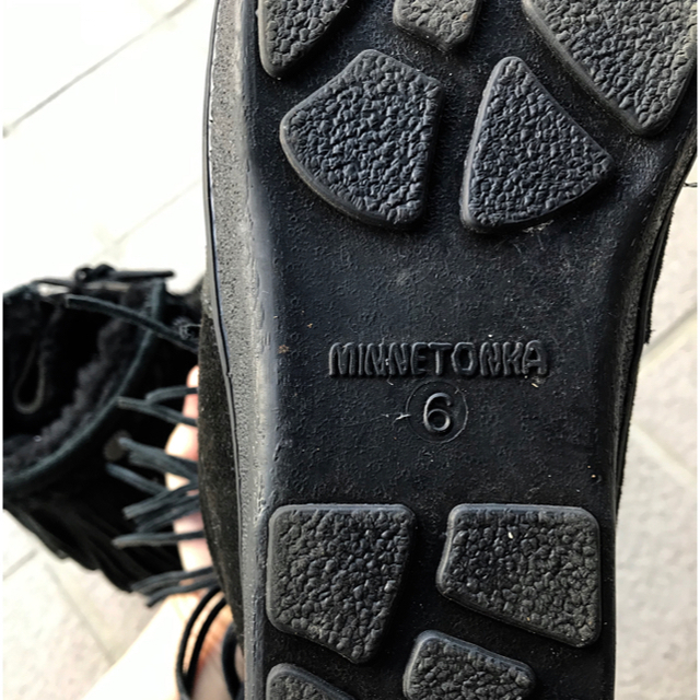 Minnetonka(ミネトンカ)のミネトンカ フリンジ ムートンブーツ 黒 レディースの靴/シューズ(ブーツ)の商品写真