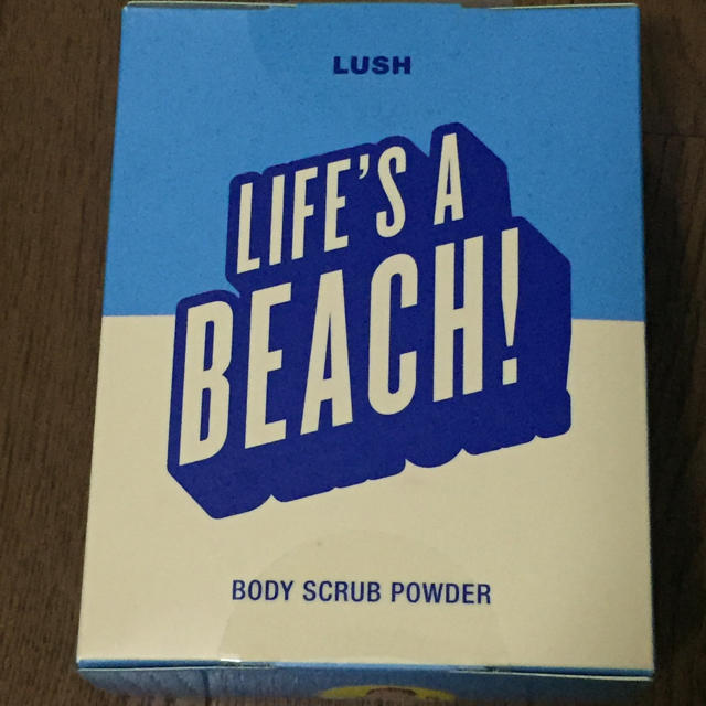 LUSH(ラッシュ)の新品未使用☆ 期限切れ LUSH ライフ イズ ビーチ コスメ/美容のボディケア(ボディスクラブ)の商品写真